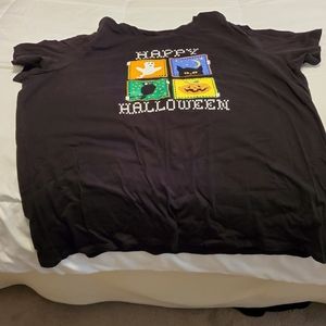 Tee with Halloween design.
